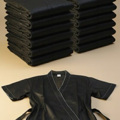 Bata kimono negra desechable, 1 paquete 10 unidades.